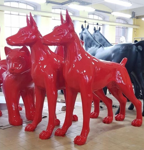 Dobermann non coupé, statue de chien sur une base en bois